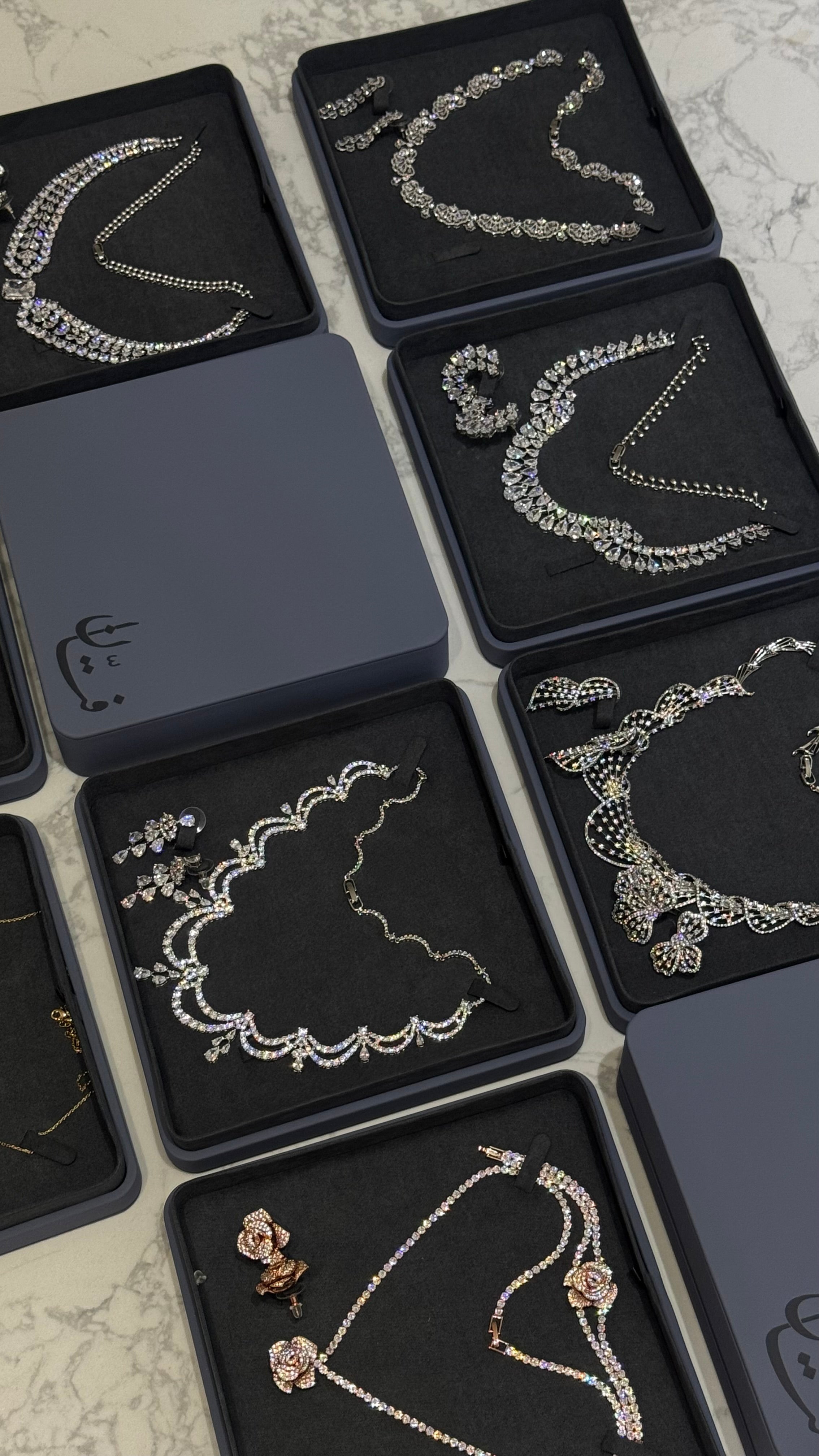 جميع الأطقم