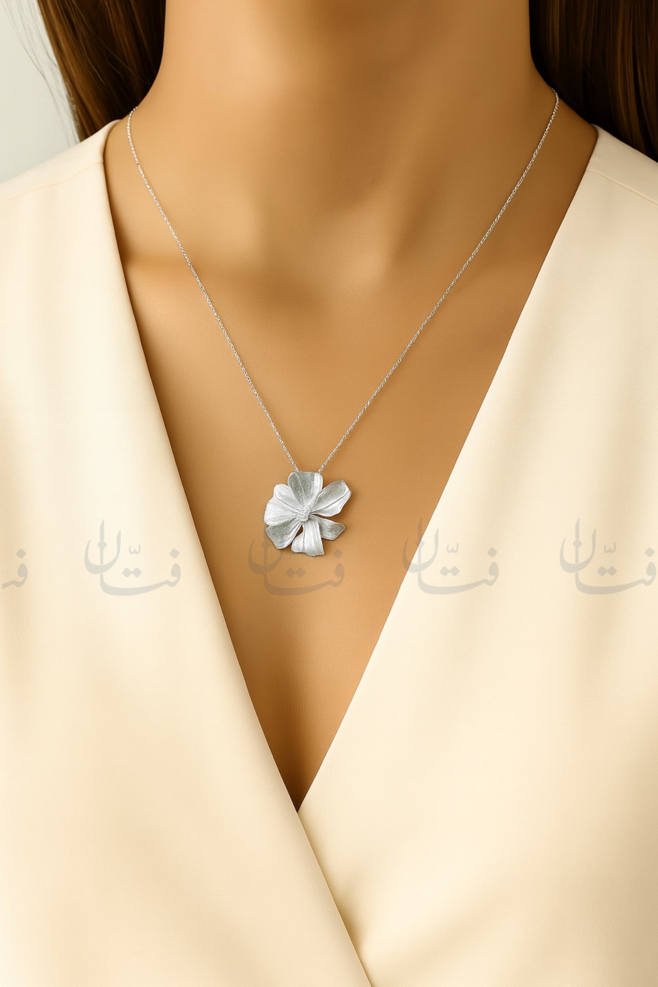 عقد إلورا فضي
