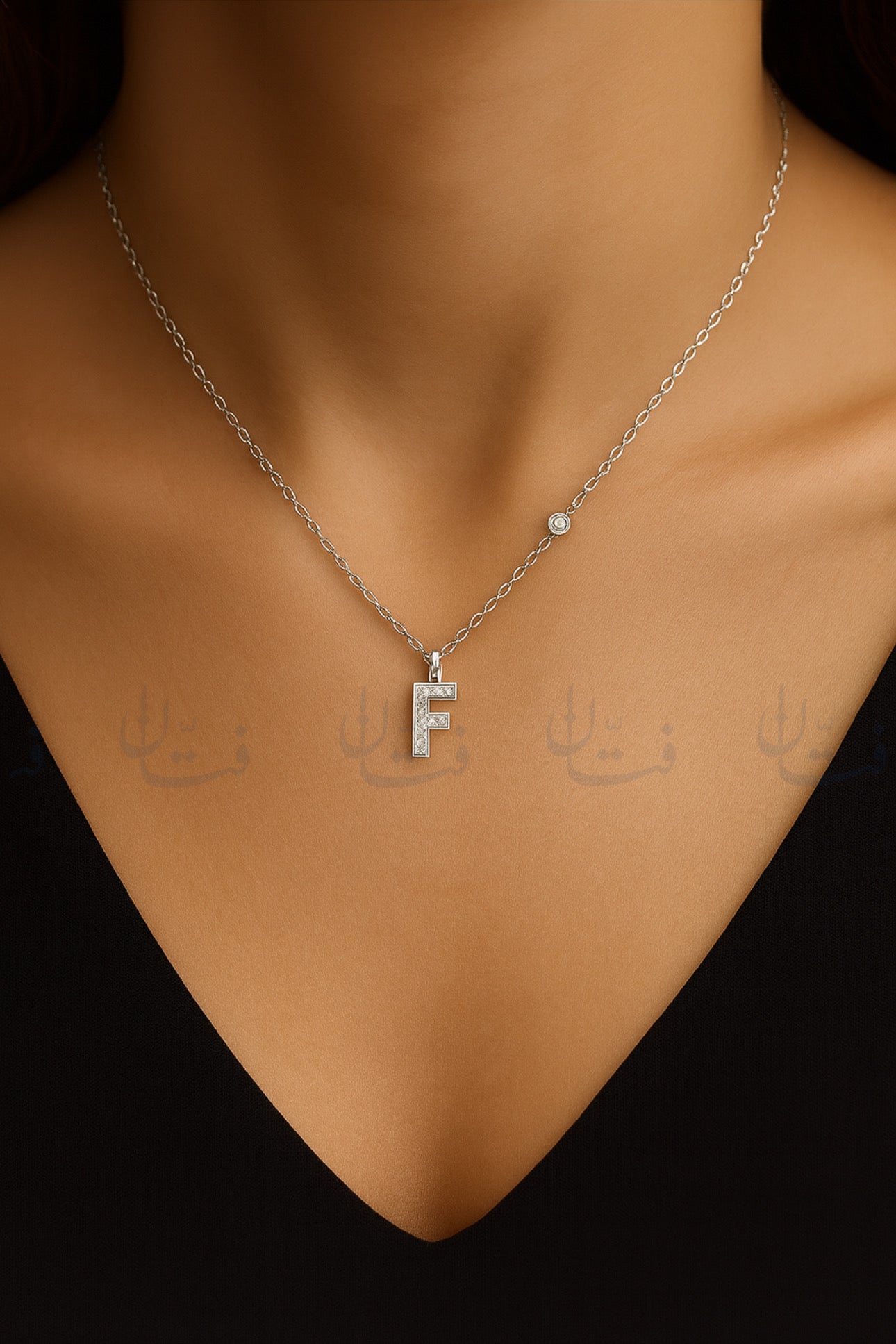 حرف F فضي