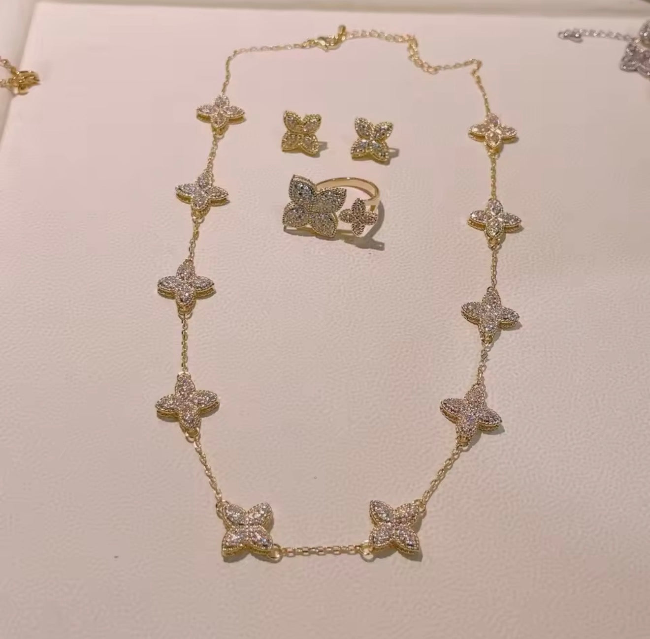 طقم ورد ذهبي