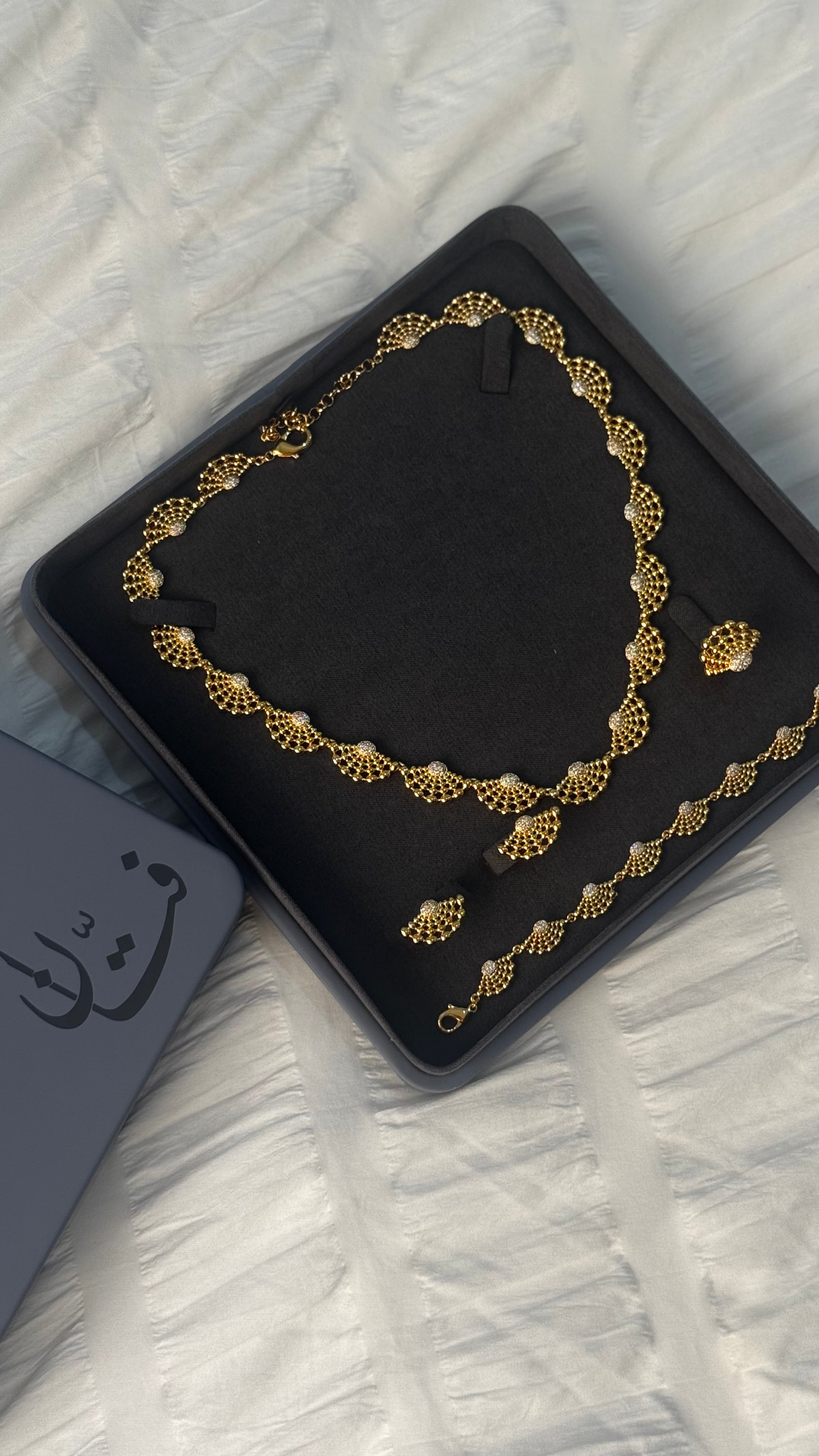 طقم صدف فضي، ذهبي