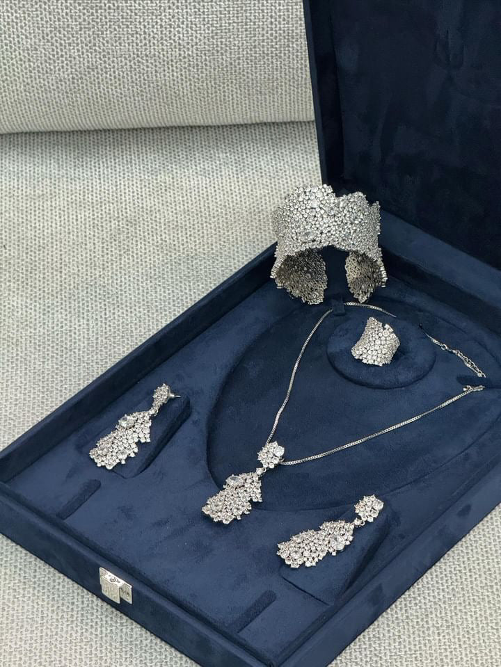طقم ندى فضي