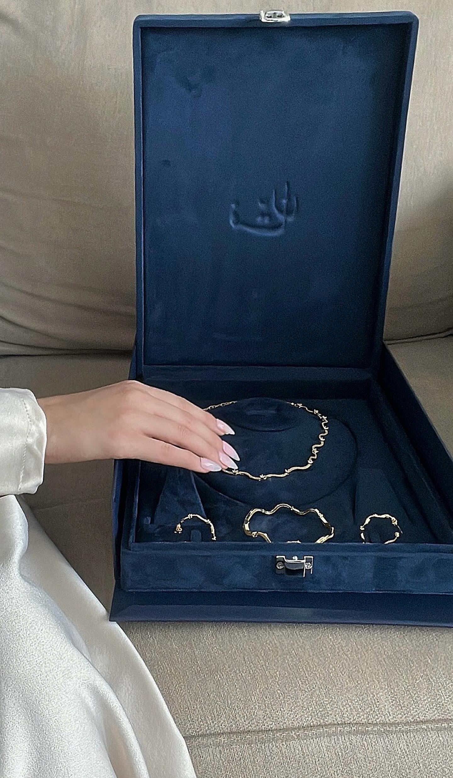 طقم فتان ذهبي