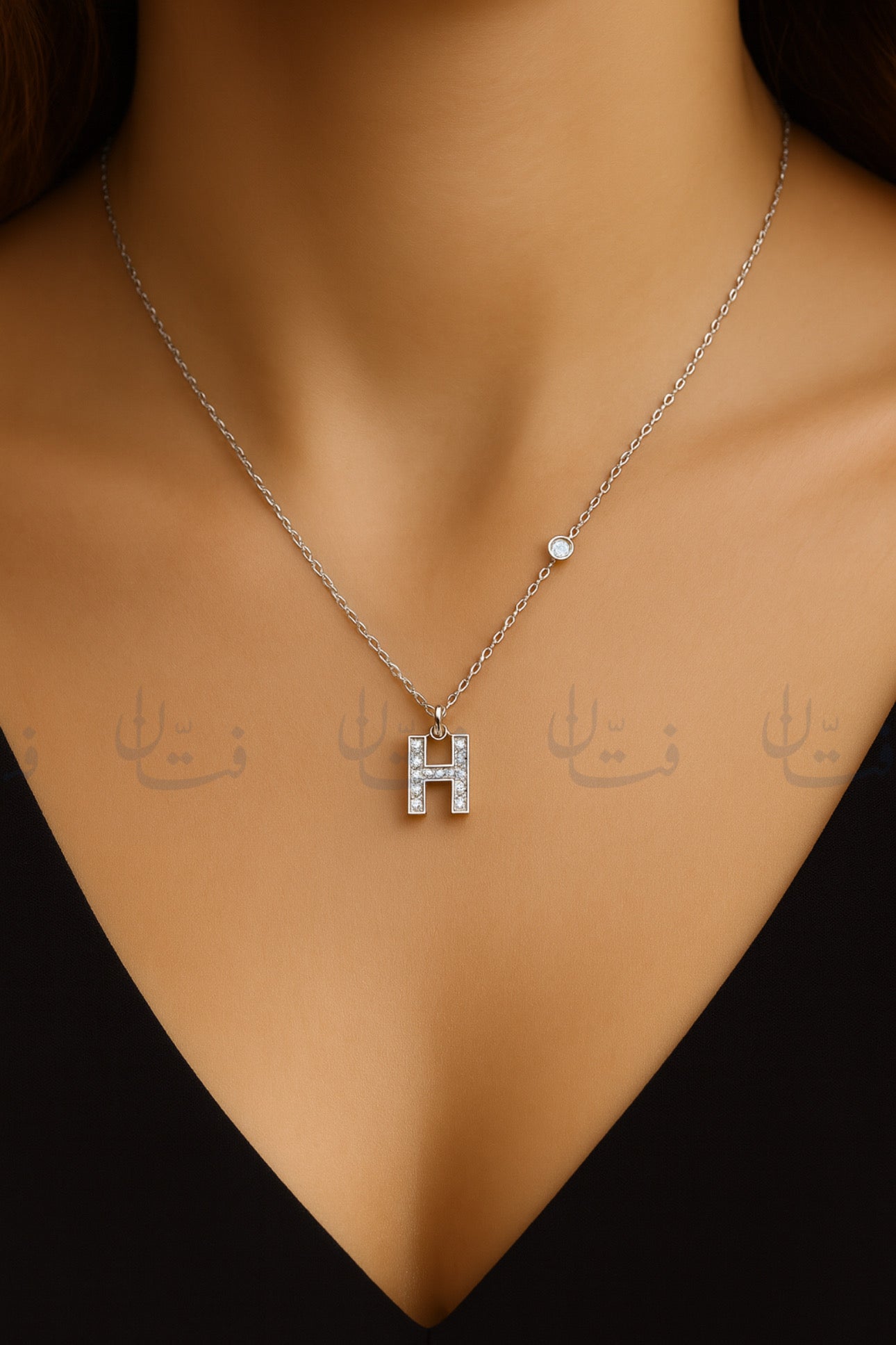 حرف H فضي