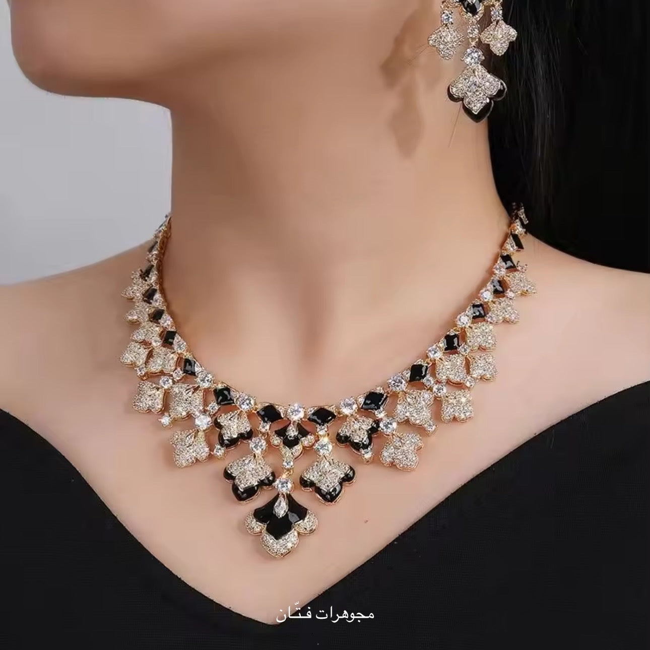 طقم هيا ذهبي، اسود