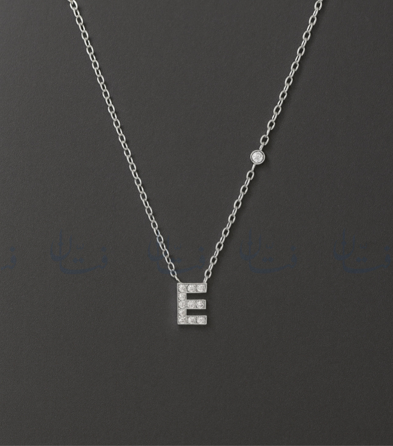 حرف E فضي