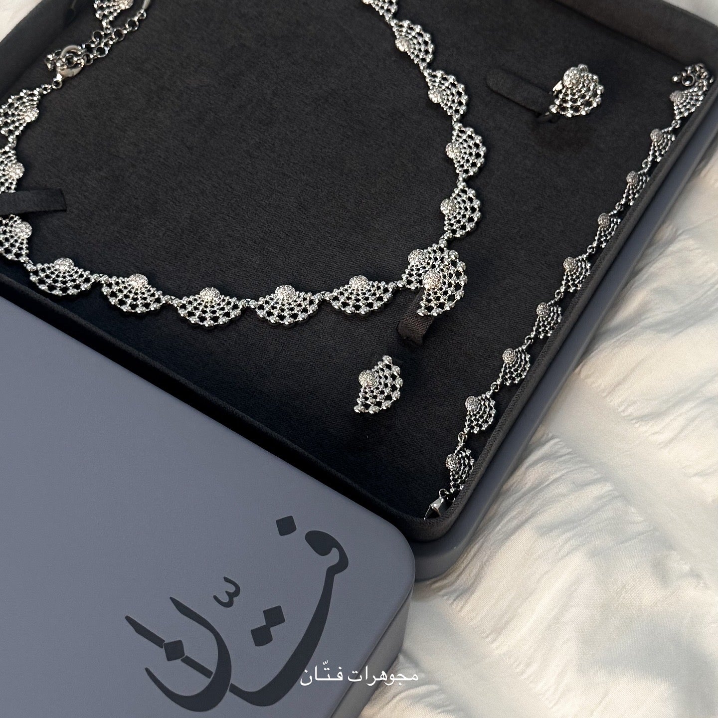 طقم صدف فضي، ذهبي