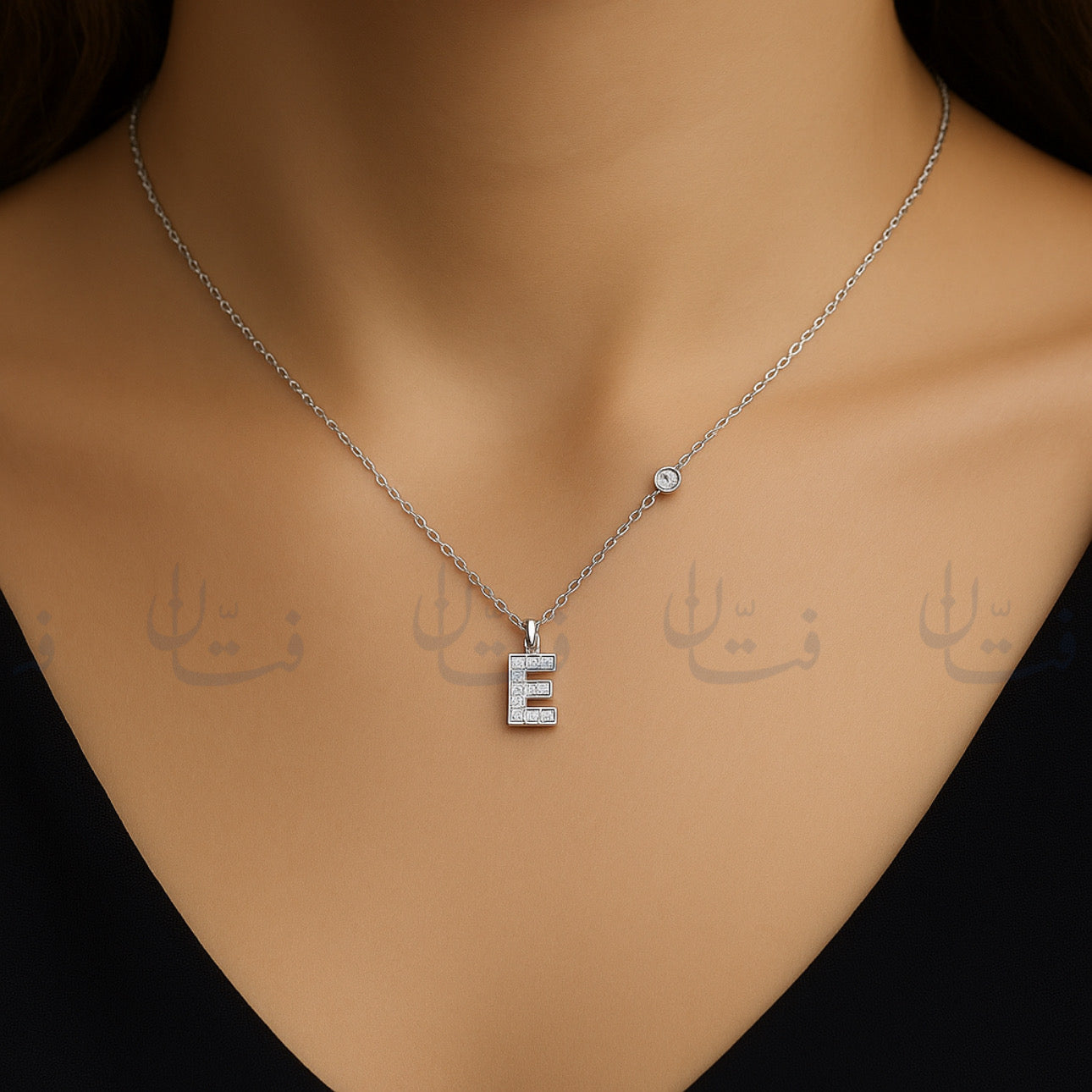 حرف E فضي