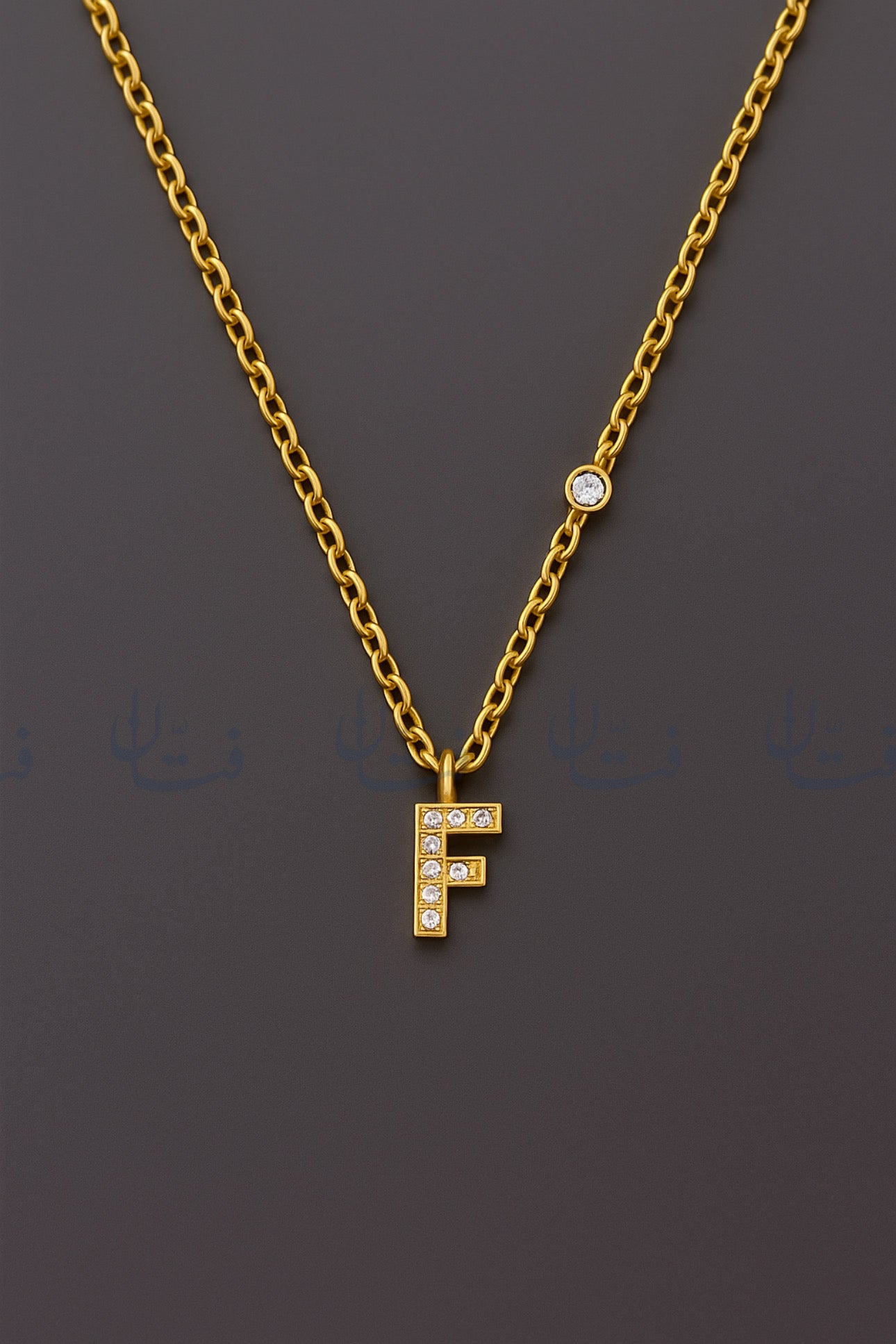 حرف F ذهبي